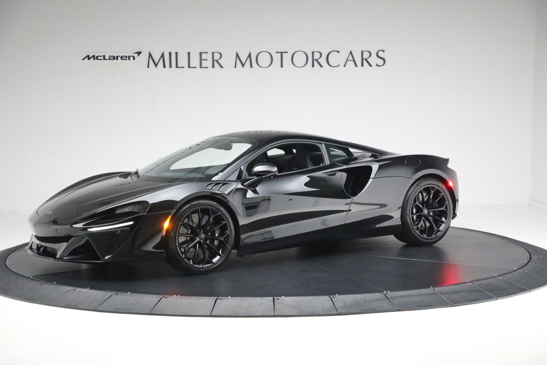 Used 2025 McLaren Artura RWD image 2