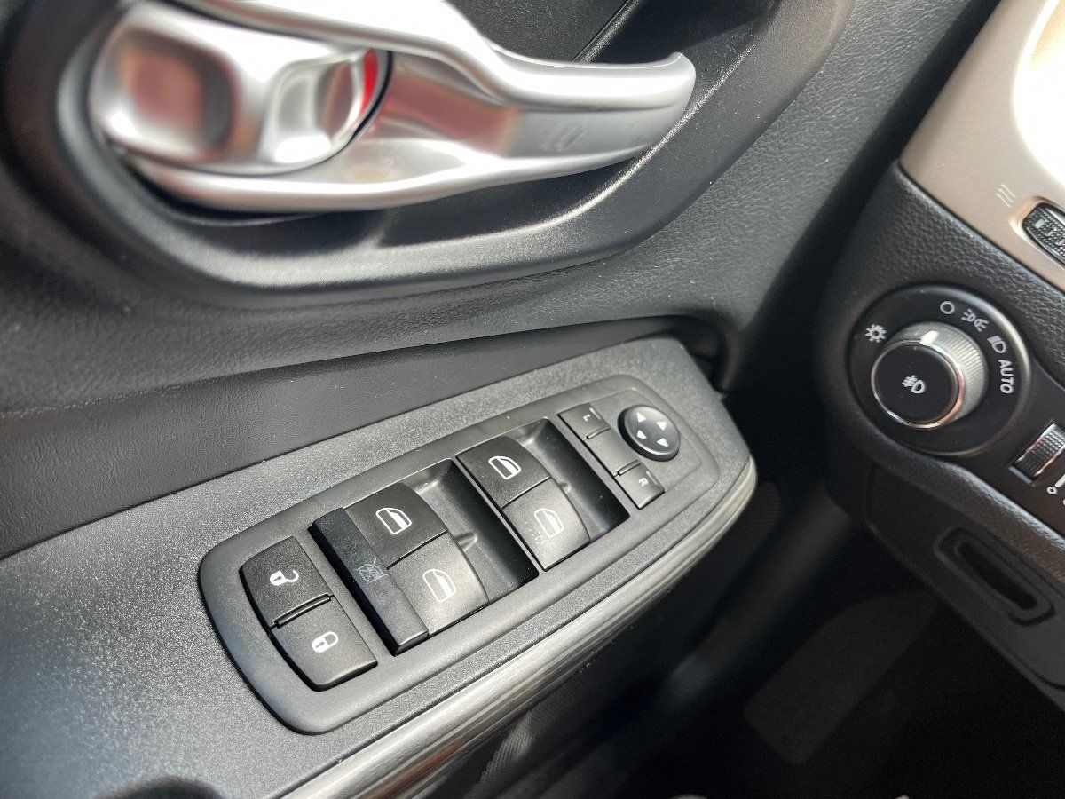 Used 2015 Jeep Cherokee Limited AWD/4WD image 23