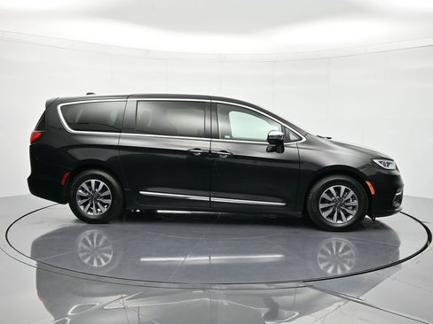Used 2023 Chrysler Pacifica Limited image 5