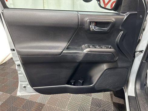 Used 2019 Toyota Tacoma TRD Sport image 22