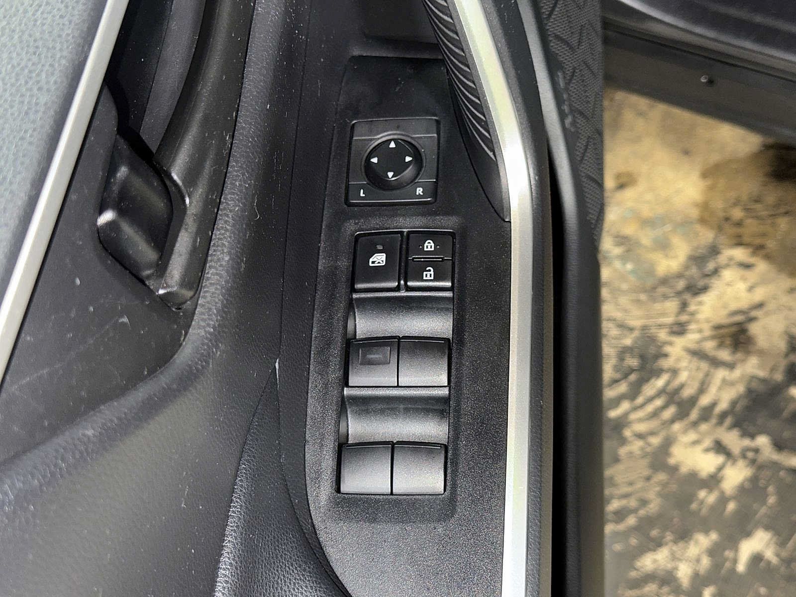 Used 2019 Toyota RAV4 LE AWD/4WD image 22