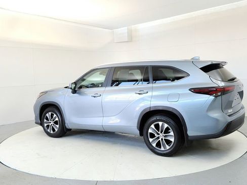 Certified 2024 Toyota Highlander XLE FWD image 4