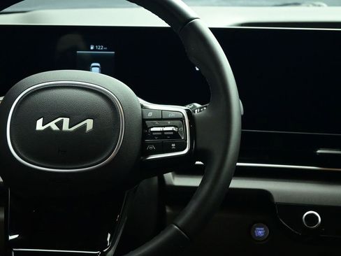 Certified 2025 Kia Carnival EX image 11