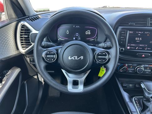 Used 2023 Kia Soul LX w/ LX Technology Package FWD image 12