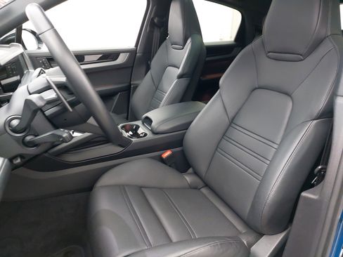 Used 2025 Porsche Cayenne Coupe image 17