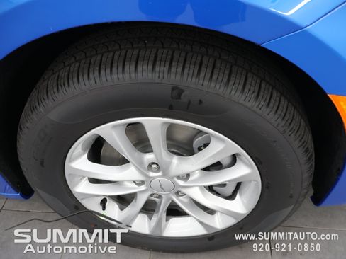 New 2027 Chrysler Pacifica Select AWD/4WD image 3