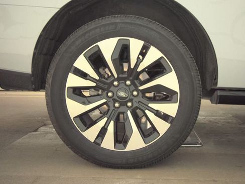 Used 2025 Ford Expedition Platinum w/ Driver's Package AWD/4WD image 6