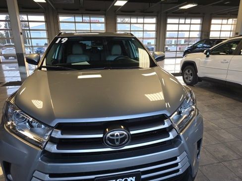 Used 2019 Toyota Highlander XLE image 3