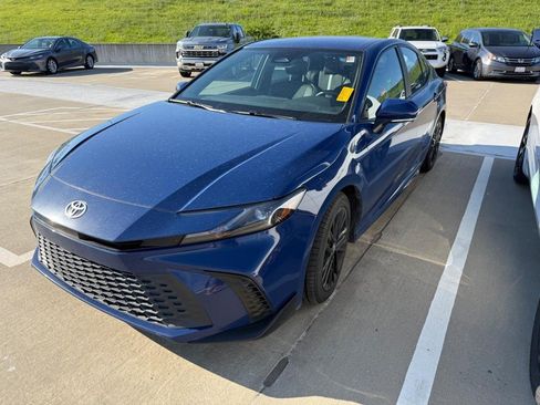 Used 2025 Toyota Camry SE FWD image 2