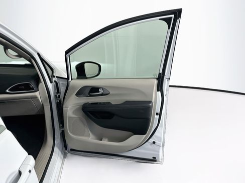 Used 2024 Chrysler Pacifica Touring-L FWD image 35