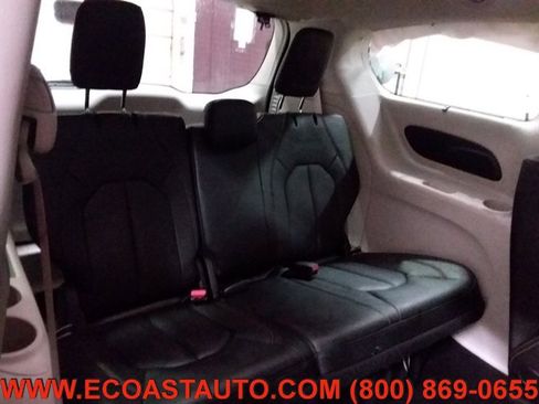 Used 2020 Chrysler Pacifica Touring-L image 16
