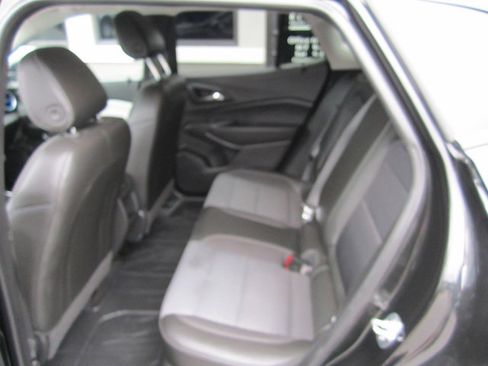 Used 2025 Chevrolet Trax LT w/ Sunroof Package FWD image 8