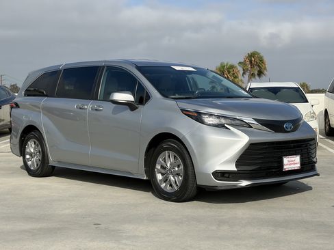 Certified 2025 Toyota Sienna LE FWD image 2