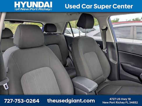 Used 2023 Hyundai Venue SE image 7