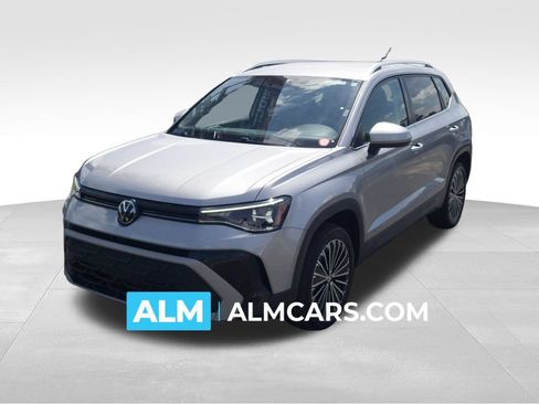 Used 2025 Volkswagen Taos SE FWD image 1