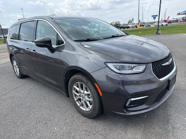 Used 2023 Chrysler Pacifica Touring-L FWD image 5