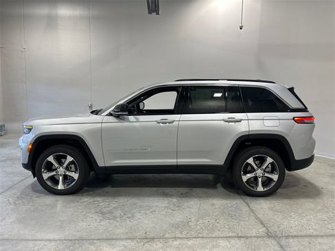 New 2025 Jeep Grand Cherokee Limited image 9