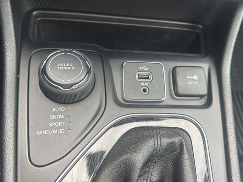 Used 2019 Jeep Cherokee Limited AWD/4WD image 22