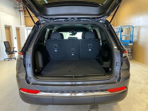 New 2025 Jeep Grand Cherokee Laredo image 17