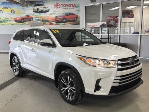 Used 2019 Toyota Highlander LE AWD/4WD image 2