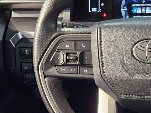 Used 2025 Toyota 4Runner SR5 AWD/4WD image 27