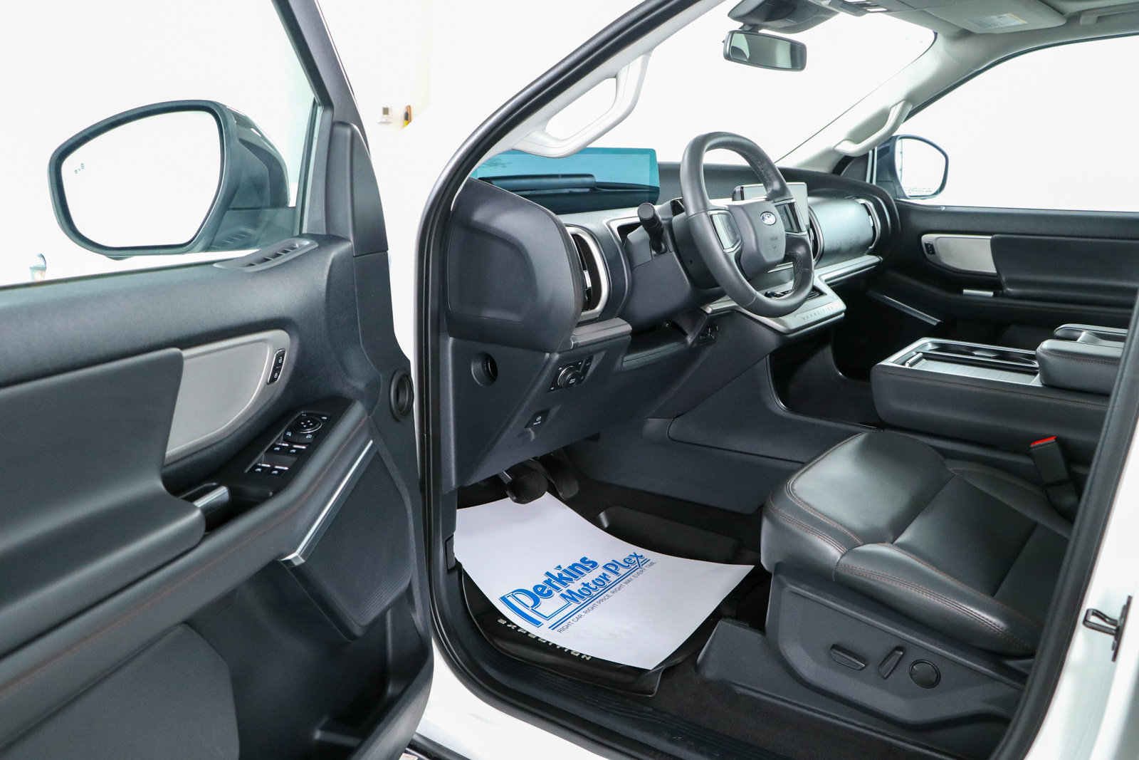 Used 2025 Ford Expedition Active AWD/4WD image 3