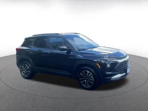 Used 2025 Chevrolet TrailBlazer LT image 2