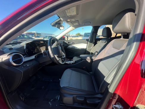 Used 2025 Chevrolet Trax LT w/ LT Convenience Package image 27