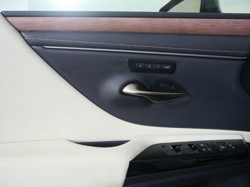 Used 2025 Lexus ES 300h w/ Premium Package image 8