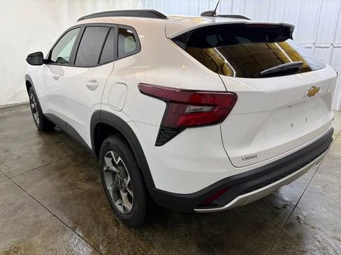 Used 2025 Chevrolet Trax LT w/ LT Convenience Package image 8