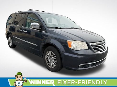 Used 2014 Chrysler Town & Country Touring-L w/ Driver Convenience Group image 3