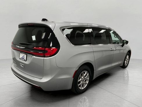Used 2024 Chrysler Pacifica Touring-L image 4