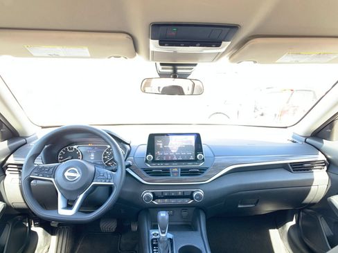 Used 2025 Nissan Altima 2.5 SV FWD image 34