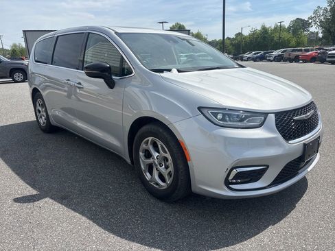 Used 2024 Chrysler Pacifica Limited image 9