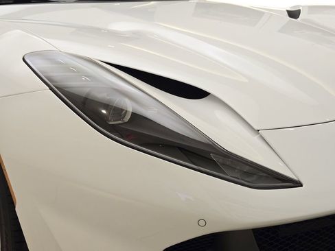 Used 2022 Ferrari 812 GTS image 5