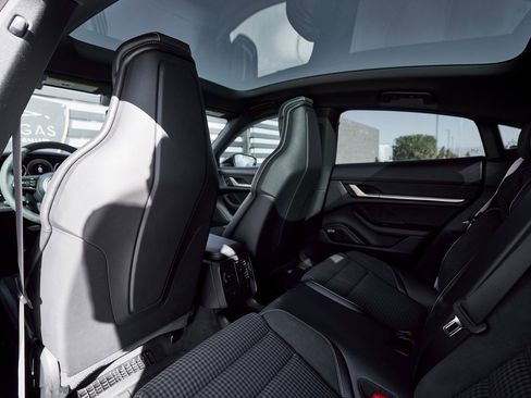 Used 2025 Porsche Taycan 4S w/ Premium Package image 36