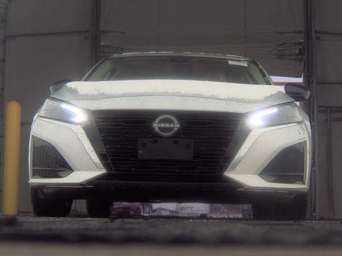 Used 2024 Nissan Altima 2.5 SV image 3