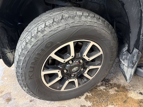 Used 2019 Toyota Tundra Limited w/ Limited Premium Package AWD/4WD image 4