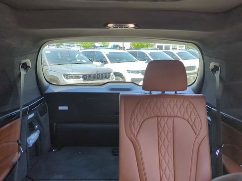 Used 2024 BMW X7 xDrive40i w/ M Sport Package AWD/4WD image 32