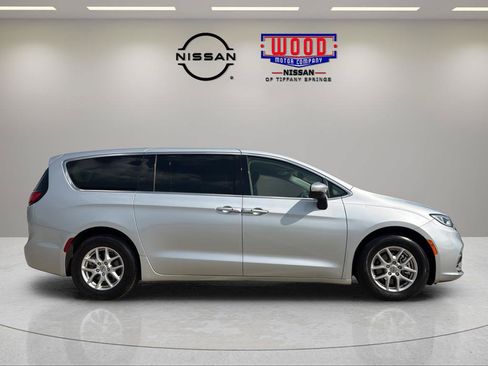 Used 2023 Chrysler Pacifica Touring-L FWD image 2