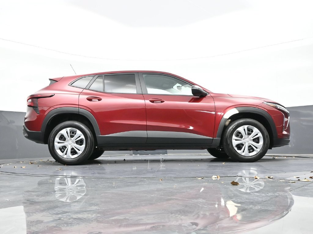 Used 2025 Chevrolet Trax LS FWD image 25