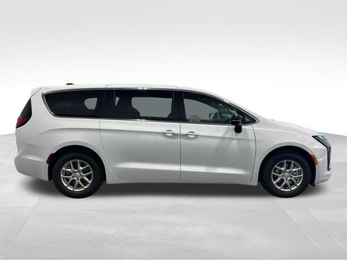 New 2027 Chrysler Pacifica Select FWD image 8