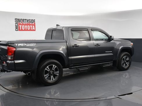 Used 2017 Toyota Tacoma TRD Sport w/ Tow Package (A/T) AWD/4WD image 4
