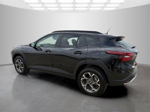 Used 2025 Chevrolet Trax LT w/ Driver Confidence Package image 6