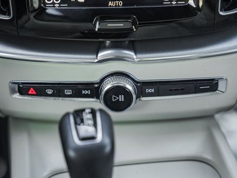 Used 2018 Volvo XC60 T6 Momentum w/ Convenience Package image 22