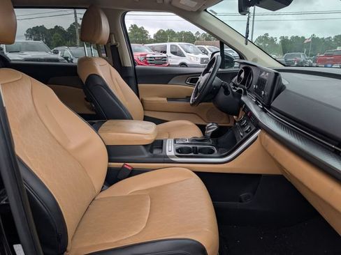 Used 2024 Kia Carnival LX FWD image 30
