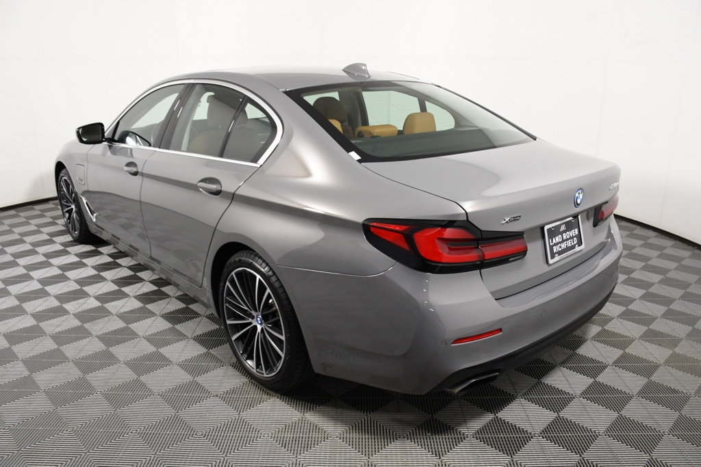 Used 2022 BMW 530e xDrive w/ Premium Package AWD/4WD image 4