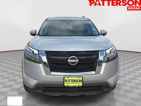 Used 2024 Nissan Pathfinder SV FWD image 2