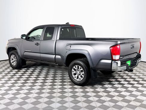 Used 2017 Toyota Tacoma SR5 w/ SR5 Appearance Package (SM) RWD image 6