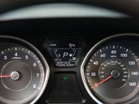 Used 2014 Hyundai Elantra SE image 39